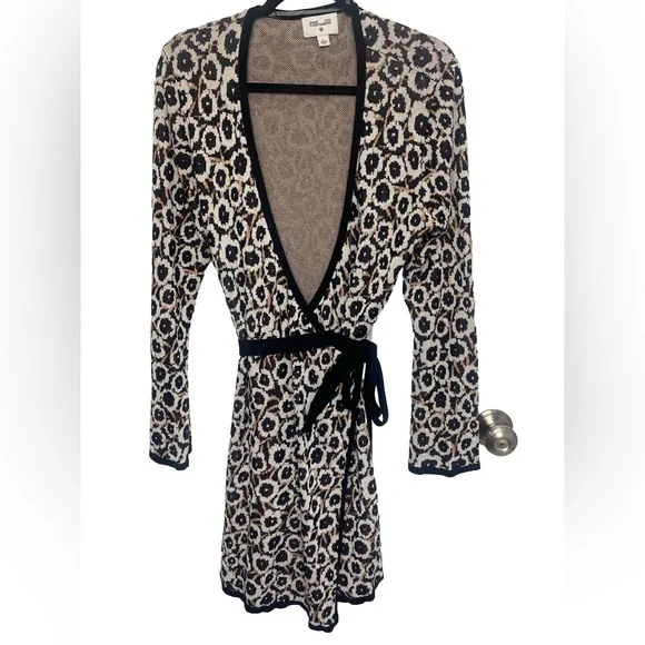 Diane Von Furstenberg X Target V-Neck Neutral Poppy Sweater Wrap Top - Picture 2 of 5